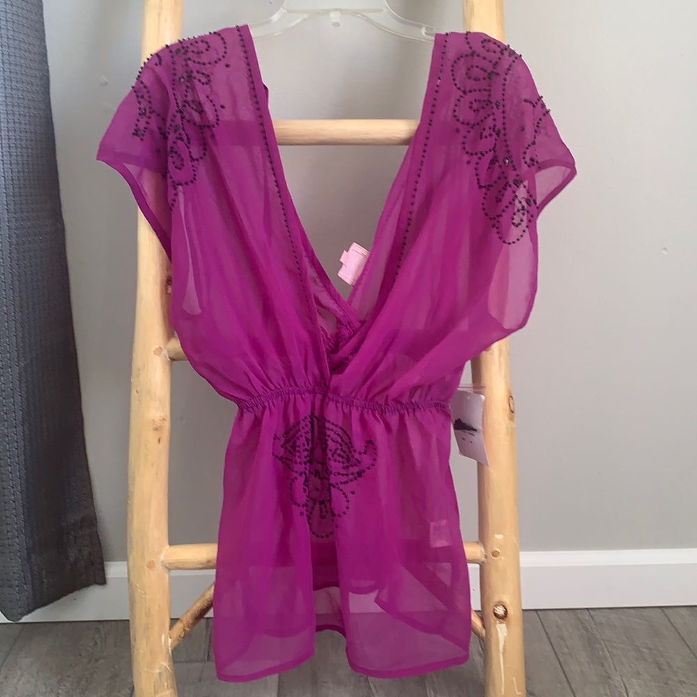 Noveau Pink Women’s sheer purple top w/black sequin designs. NWT. Size M.
